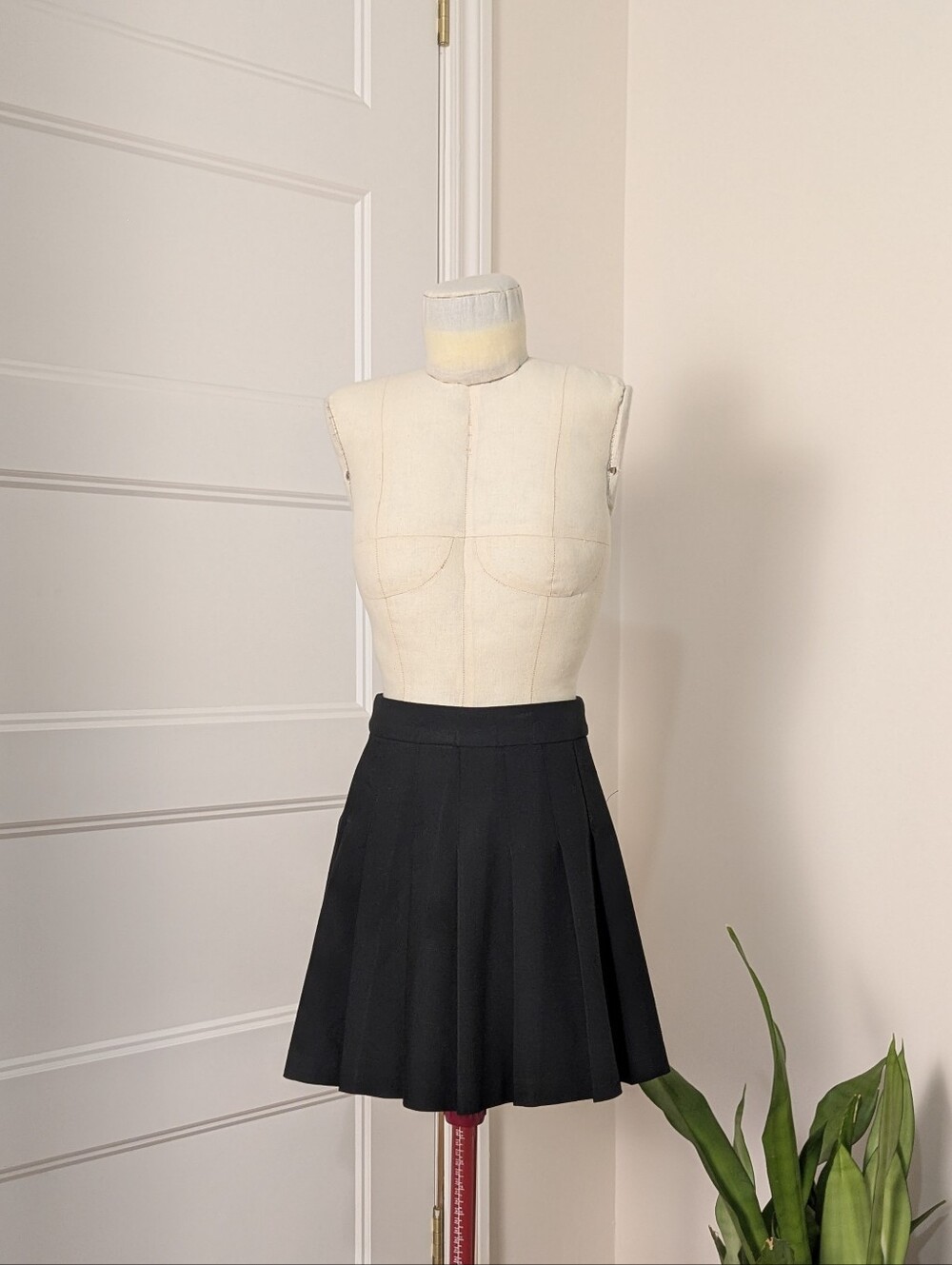 Black Pleated Mini Skirt / Size 00